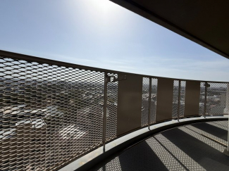 暖かな日差しのふりそそぐバルコニー