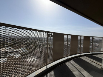 暖かな日差しのふりそそぐバルコニー