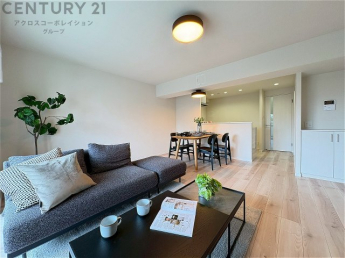 南向きの居間リビングは、豊かな自然光が差し込み一日中明るく快適。開放感と温もりに包まれる心地よい空間です。
