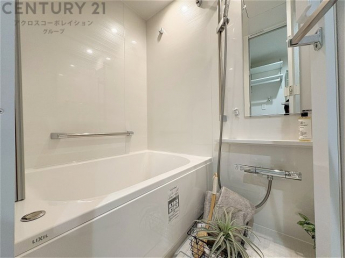 ユニットバスは省スペースでありながら、シンプルな設計と使いやすさを備え、簡便なメンテナンスが可能です。またミラー・小物置き場もあり便利です。
