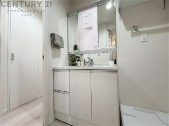 化粧品や洗顔料、歯ブラシなどの必需品をまとめて置ける収納スペースがあり、使用するたびに取り出す手間が省けます。また、水回りのため、濡れても大丈夫な素材が使用されており、お手入れが簡単です。
