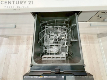 手洗いに比べて時間や労力を節約できることです。また、高温のお湯で洗浄されるため、雑菌や細菌を殺菌する効果もあります。さらに、乾燥機能があるため、手で拭く手間も省け衛生的に保管できます。
