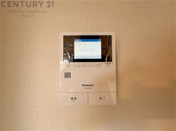 訪問者が来たときにテレビ画面で確認できるため、安心してドアを開けられます。録画機能があるものもあり、留守中に来訪者を記録しておくことができます。利便性が高く、セキュリティ面でも安心です。
