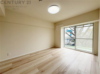 日照が豊富で明るく、自然光を取り入れることができる。温暖な気候を活かし、冬季の暖房負荷を軽減。植物の育成や乾燥衣類の自然乾燥に適しています。眺望が良く、開放感があります。
