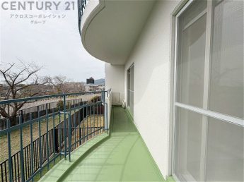 南向きバルコニーは日照が豊富で温暖な陽光を受けられ、植物の育成やリラックススペースとして活用可能です。洗濯物の乾燥が速く、快適な生活環境を提供。自然の光を取り込み、室内を明るくしてくれます。
