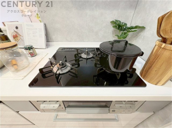 多数の調理器具を同時に使用でき、料理の効率化が可能。省エネで節約になり、様々な料理スタイルに適応できます。また、火力調整が独立しており、手入れや掃除もしやすく、今よりもっとお料理が楽しくなるかも。
