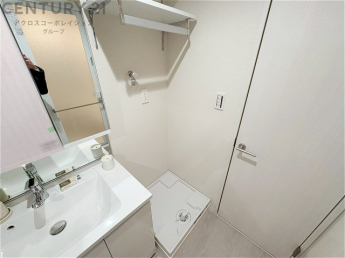 洗濯物の仕分け作業がしやすく、整理整頓が容易になります。洗濯音や湿気を他の部屋に持ち込まず、生活環境を快適に保ちます。上部を活用すれば収納スペースを確保でき洗剤や洗濯用品の整理もしやすくなります。
