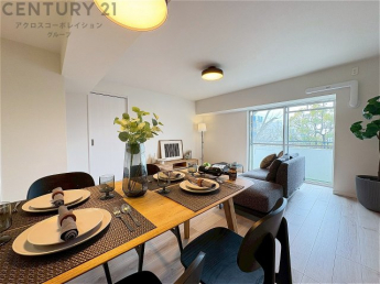 キッチン前のダイニングスペース　カウンターキッチンから料理の受け渡し等に便利です。ダイニングセットを置いても十分な広さを確保。
