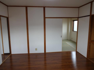 ベランダ側から見た洋室です