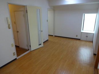 リビングにも窓があり明るいリビングです