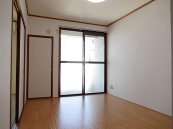 リビング側から見た洋室６帖です