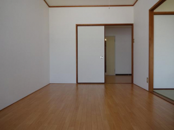 バルコニー側から見たリビングです