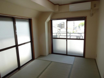 ２面バルコニーで明るい和室６畳です