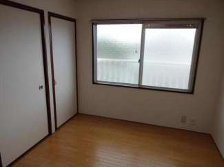 洋室の４．５帖です