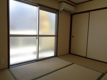 南向きの和室は暖かい日差しが差し込みます