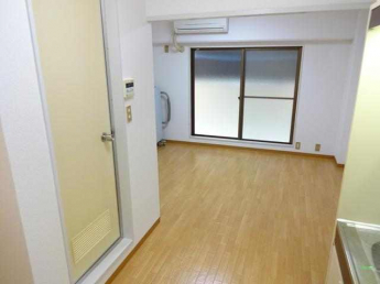 玄関から見た洋室です。