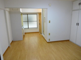 バルコニー側から見た洋室です