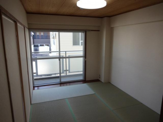 ダイニング側から見た和室です