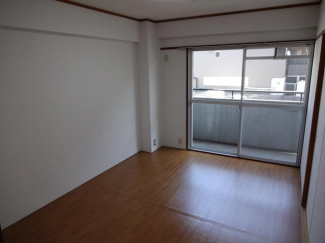 ダイニング側から見た洋室