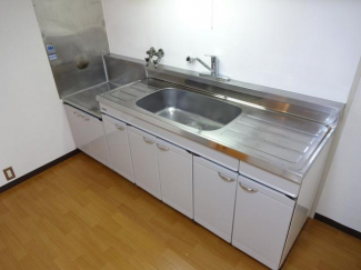 キッチンには２口ガラストップコンロ付きます。