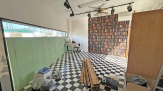 ２階－洋間約１３帖１