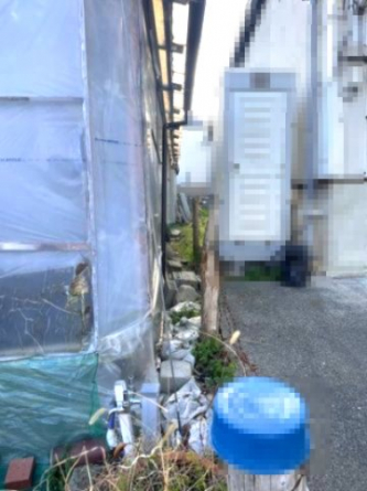 土地右手前境界部分（木の柵まで）