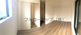 落ち着いた色調の洋室です