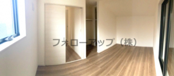 落ち着いた色調の洋室です