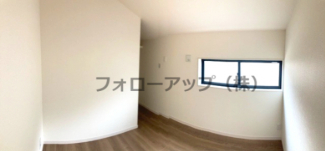 落ち着いた色調の洋室です