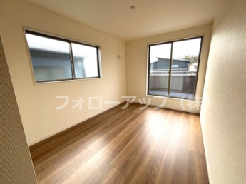 落ち着いた色調の洋室です