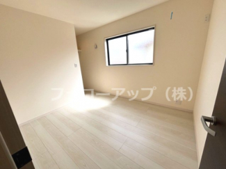 明るい洋室です