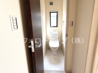 落ち着いた色調のトイレです