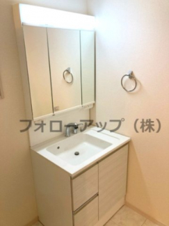 独立洗面台、小物を置くことができて便利です