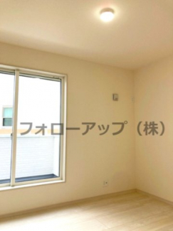 落ち着いた色調の洋室です