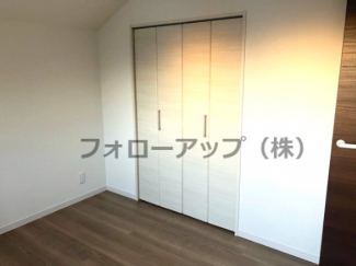 落ち着いた色調の洋室です