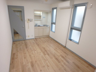 窓が多く明るいリビング