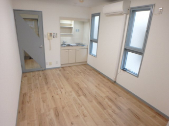 窓が多く明るいリビング