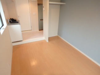 広くて明るい寝室