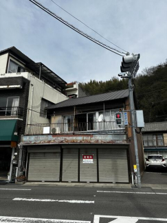 一階部分はシャッターとなっており、中は土間づくりとなっており