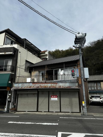 一階部分はシャッターとなっており、中は土間づくりとなっており