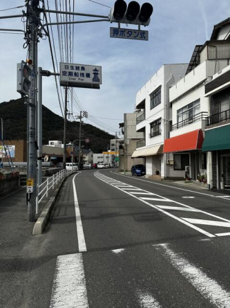 目の前は国道２５０号線ですぐそこにスーパーもあります。