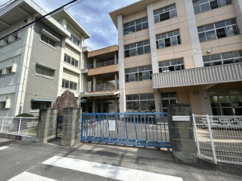 日高小学校まで1600m