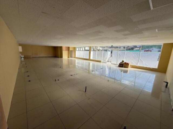 コンビニ跡地のスケルトンのため、フロアは白の大理石調タイルで