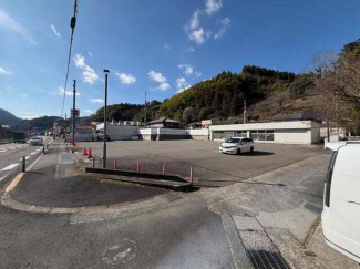 駐車場はたっぷり約３０台ほどございます！駐車場費用も賃料に込