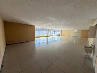 コンビニ跡地のスケルトンのため、フロアは白の大理石調タイルで