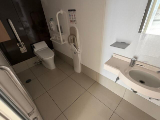 多目的トイレです！車椅子でもそのまま入ることができるゆったり