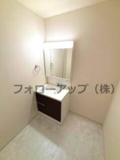 独立洗面台、小物を置くことができて便利です