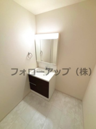 独立洗面台、小物を置くことができて便利です