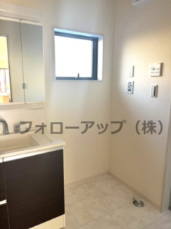 朝の支度にも助かる、独立の洗髪洗面化粧台