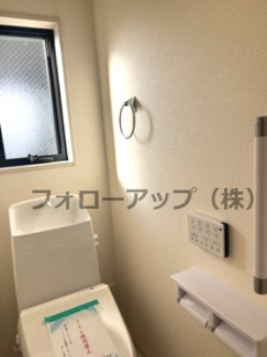 落ち着いた色調のトイレです